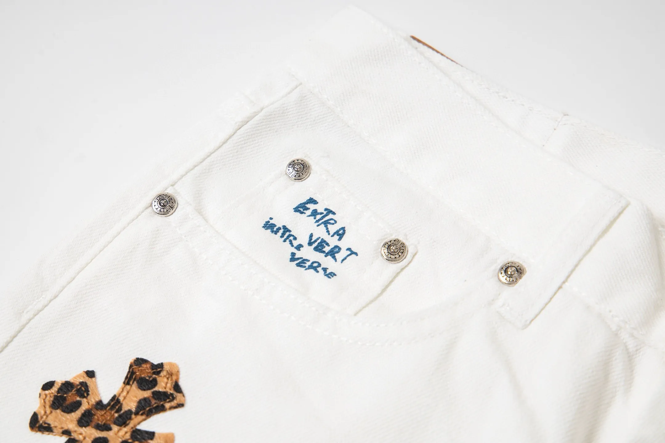 P240 💰 (Top version) Chrome Hearts/Chrome Hearts Classic white hand-painted monster cow series colorful leather cross washed color fabric unisex denim trousers Vibe style straight stacked god-level version Carbon fine bias denim color cloth Old vintage full set of hardware - Chrome Hearts white cow series The high version uses high-ounce custom fabrics, fermentation washing and soft color fixation, soft and thick to wear, the details are all made by hand-polished craftsmanship, all-over printed jacquard fabric Unique design style. Through multiple processes to create a full retro feel. Unique niche non-contrast shirt. Customized distressed spray-painted buttons. Craftsmanship in every detail. Color: white hand-painted monster. Size: 28-30-32-34 (corresponding to S-M-L-XL)